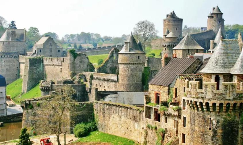 Gite La Maison La Saint-Aubin-d'Aubigne ภายนอก รูปภาพ